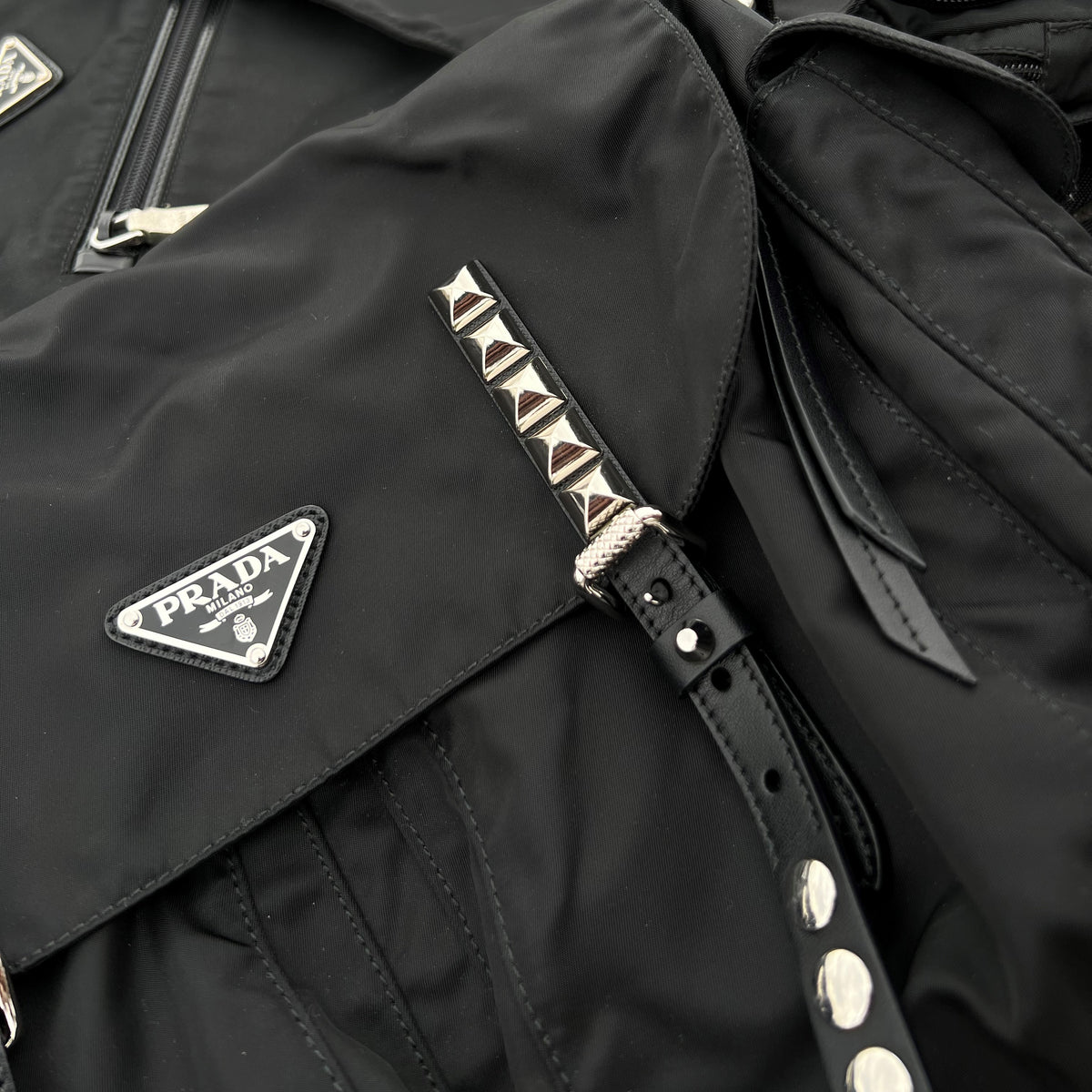 Prada Nylon Tasche mit Triangel-Logo