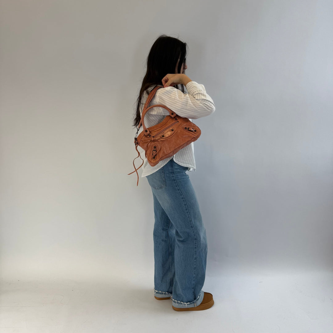 Balenciaga Handtasche The First City bag mit Schultergurt aus Leder hellbraun