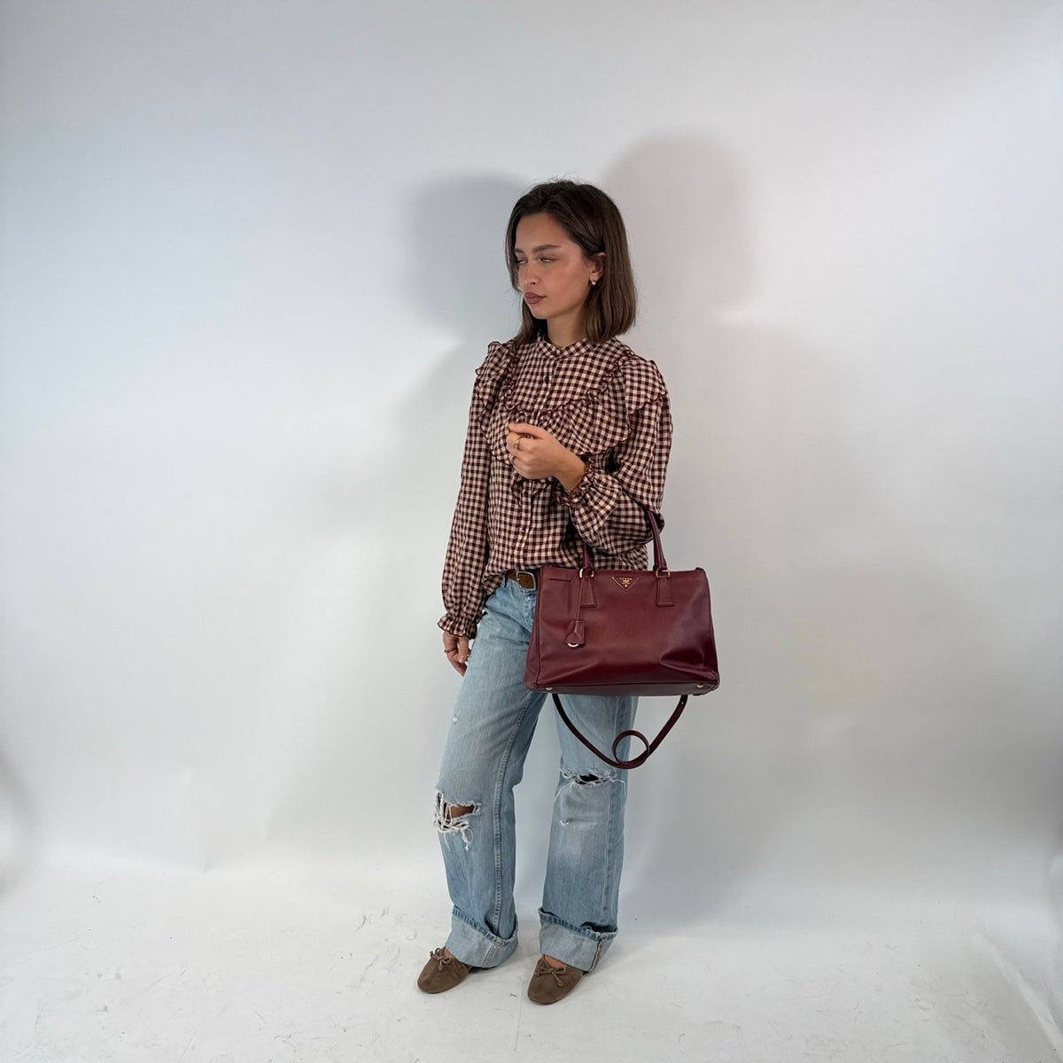 Prada Handtasche Galleria aus Saffiano Leder dunkelrot – getragen am Model
