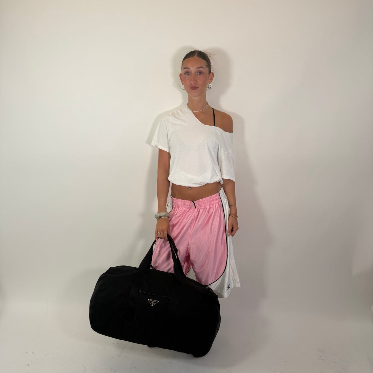 Prada Reisetasche in Zylinderform aus Nylon schwarz – getragen am Model