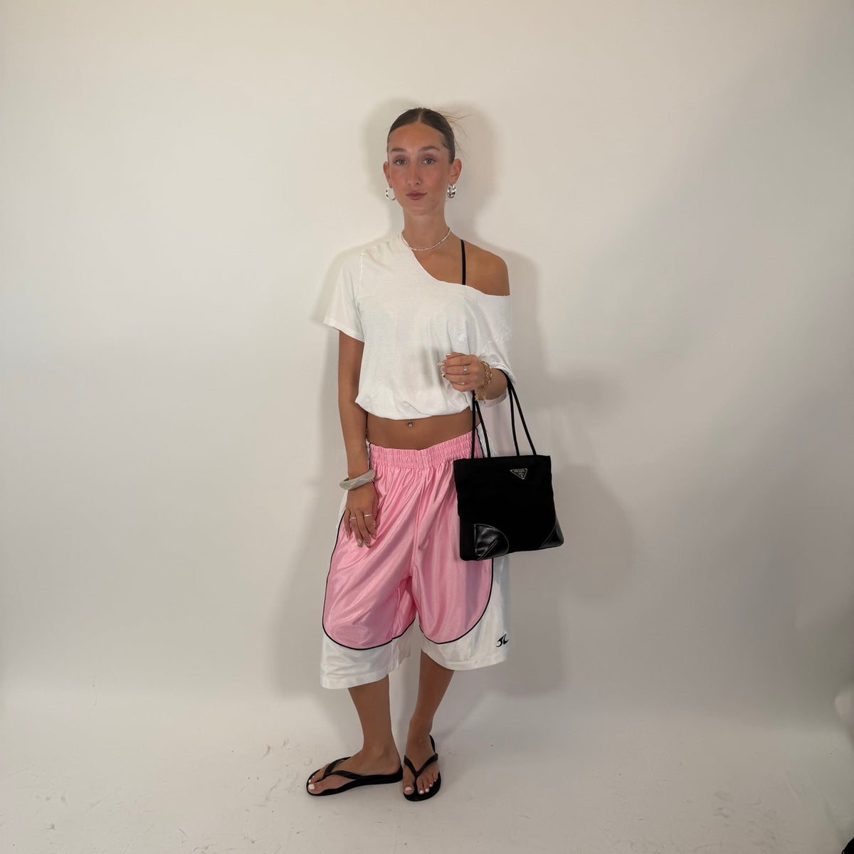 Prada Schultertasche Tote Bag aus Nylon schwarz – getragen am Model