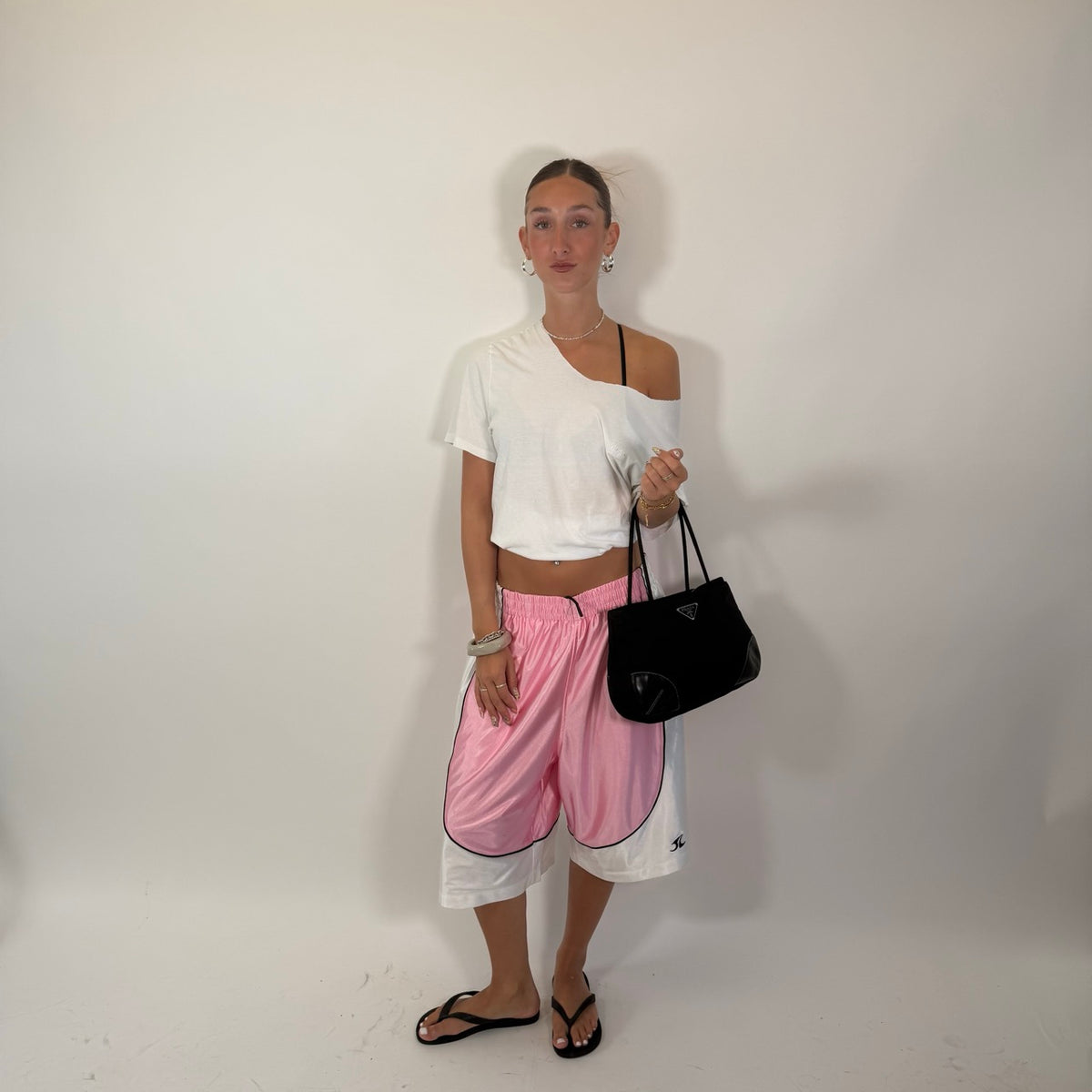 Prada Schultertasche Tote Bag aus Nylon schwarz – getragen am Model