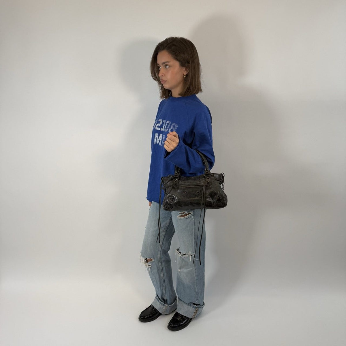 Balenciaga Handtasche The First City Bag aus Leder schwarz – getragen am Model