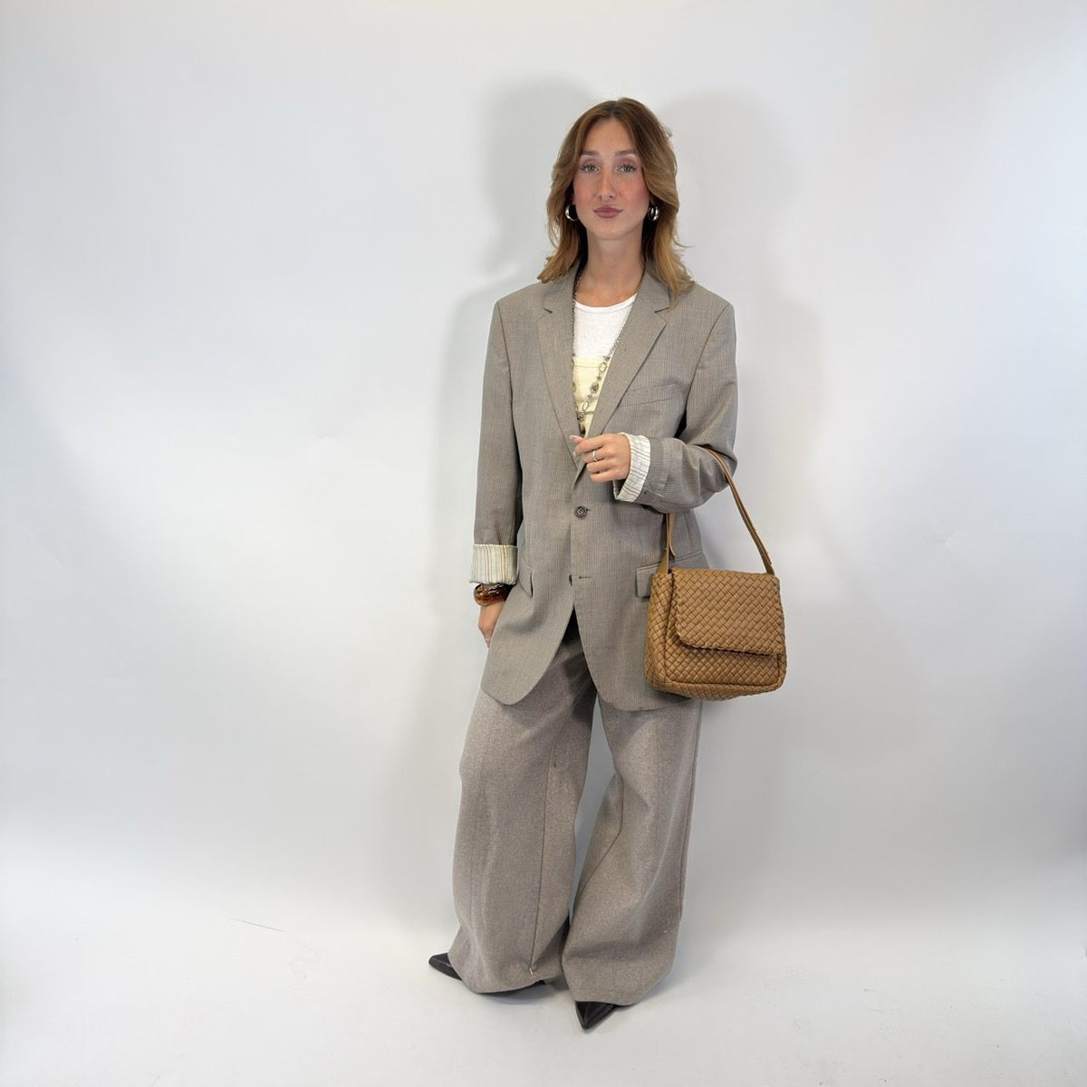 Bottega Veneta Schultertasche Cobble aus Intrecciato Leder beige – getragen am Model