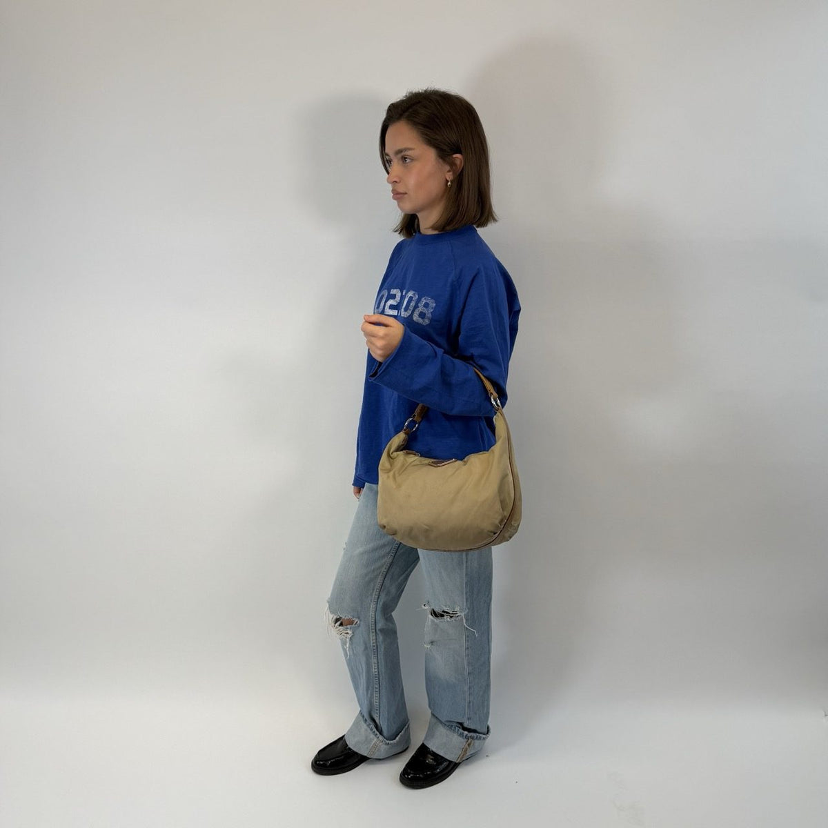 Prada Schultertasche Croissant aus Nylon beige – getragen am Model