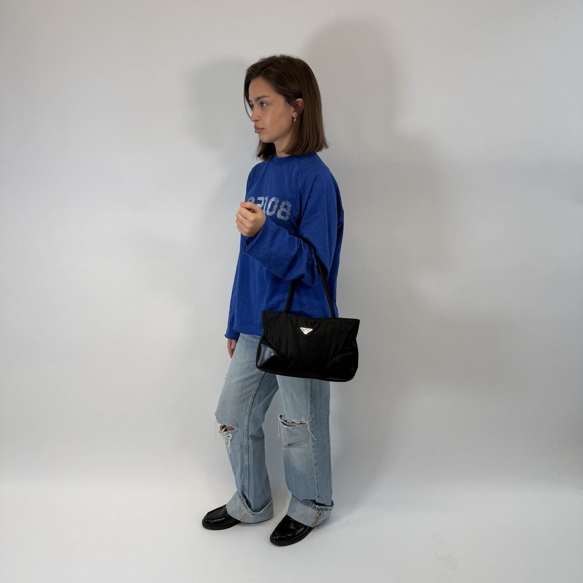 Prada Schultertasche Tote Bag aus Nylon schwarz – getragen am Model