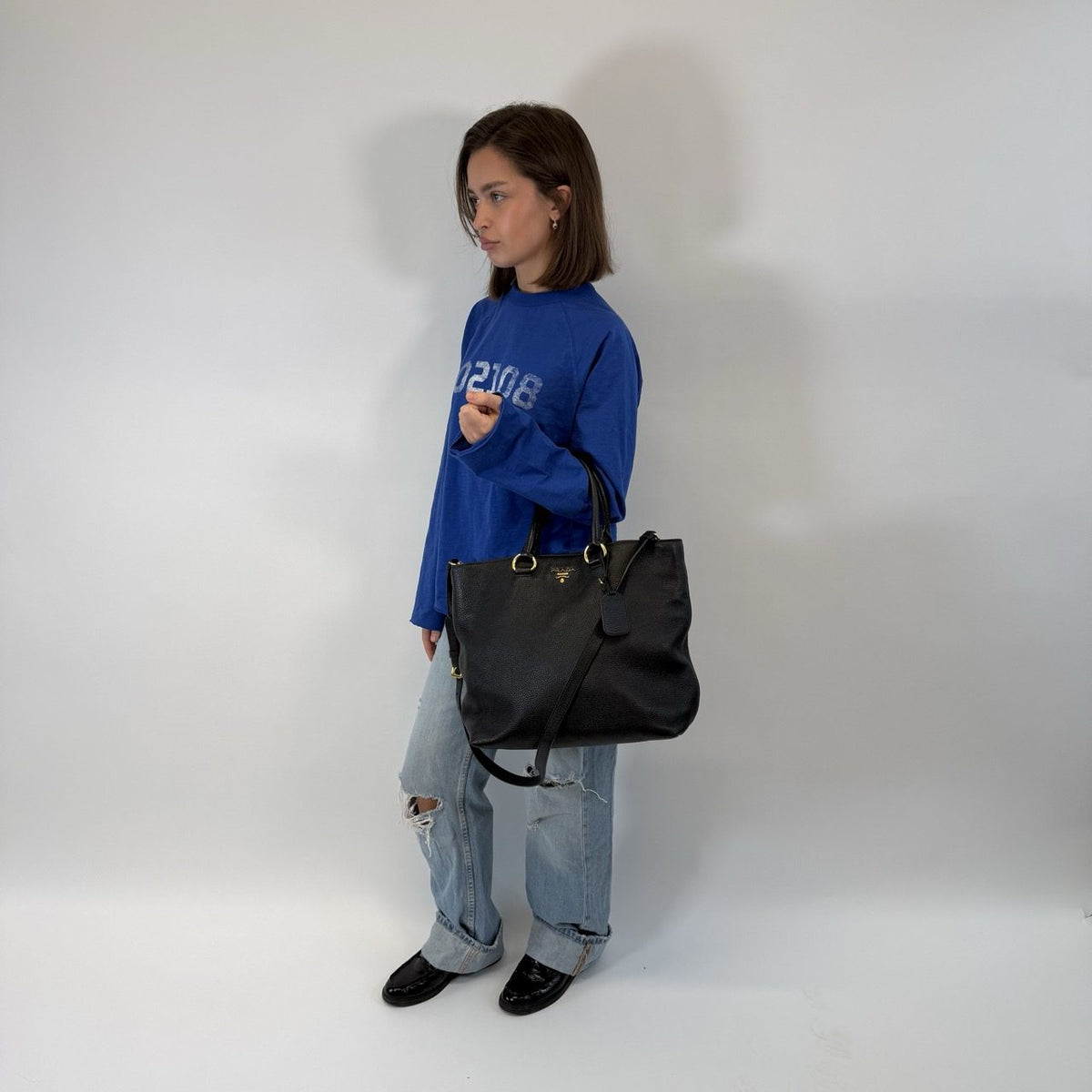 Prada Shopper mit Umhängegurt aus Leder schwarz – getragen am Model