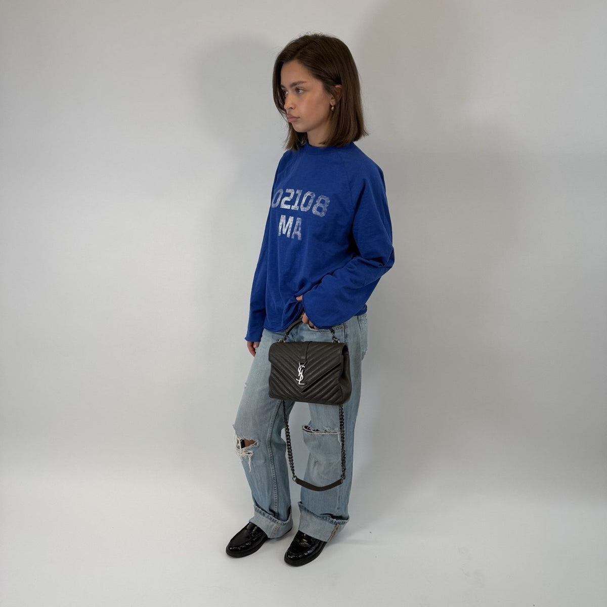 Saint Laurent Umhängetasche College Messenger medium aus Leder dunkelgrau – getragen am Model