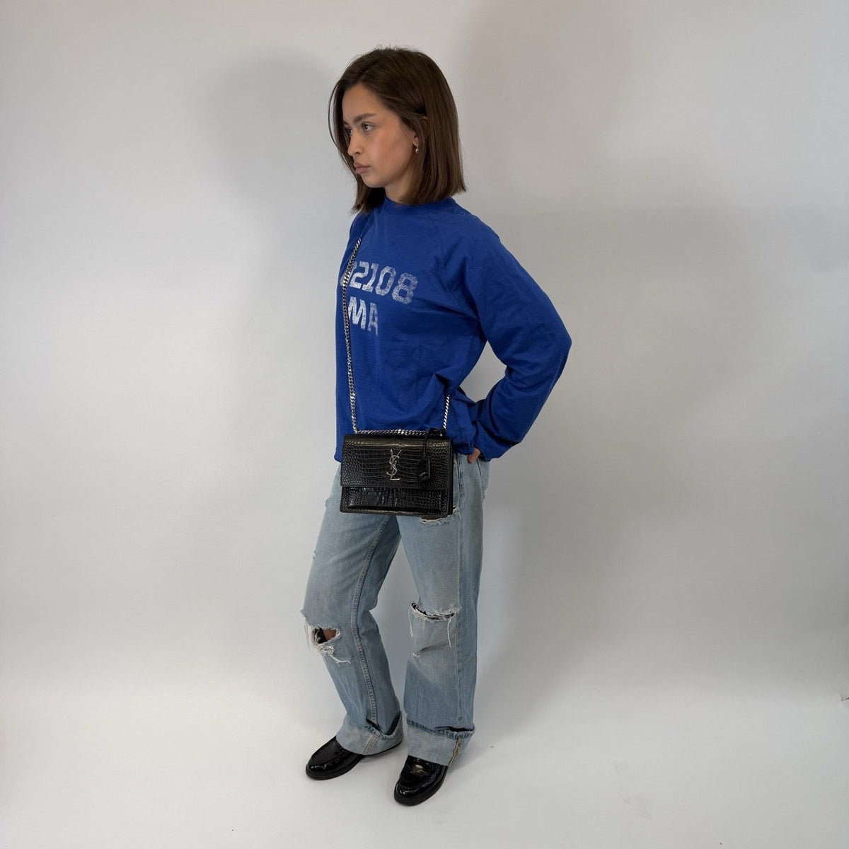 Saint Laurent Umhängetasche Sunset medium im Krokodilprint aus Leder schwarz – getragen am Model