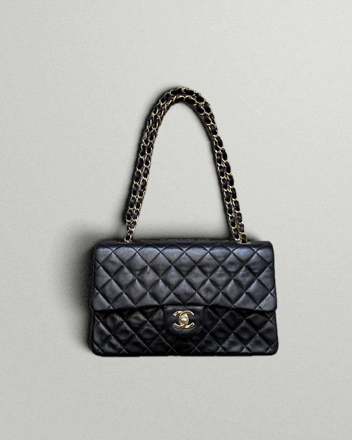 Chanel Classic Flap in Schwarz, von oben fotografiert