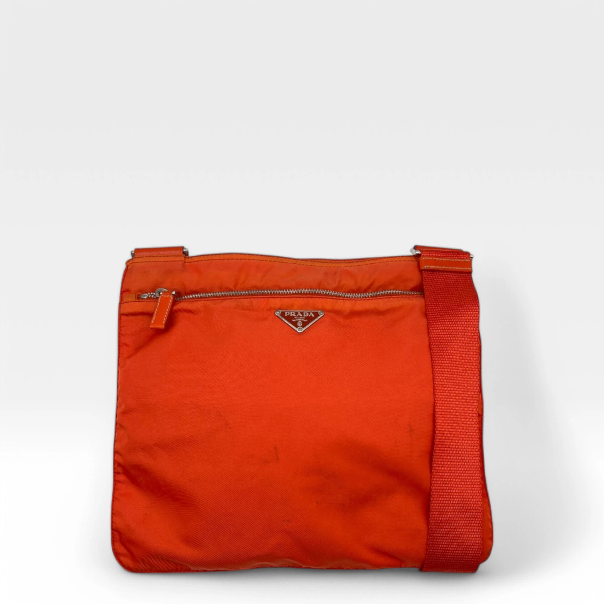 Prada Umhängetasche mit silbernen Zipper aus Nylon orange