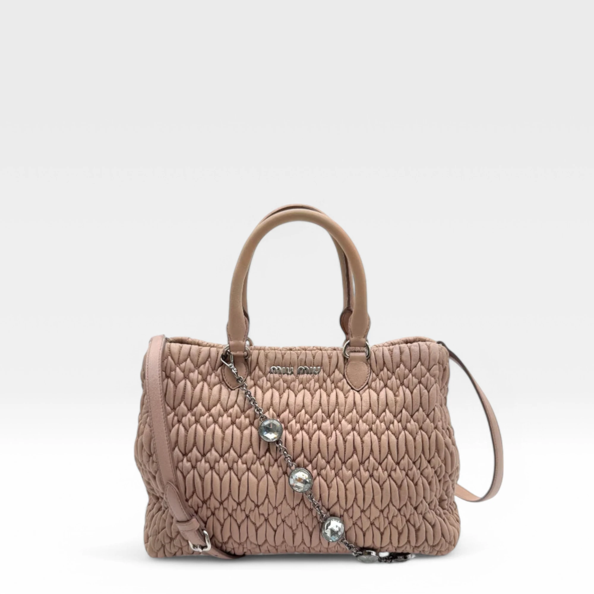 Miu Miu Handtasche Matelassé mit Umhängegurt und Miu Miu Charm aus Leder rosa