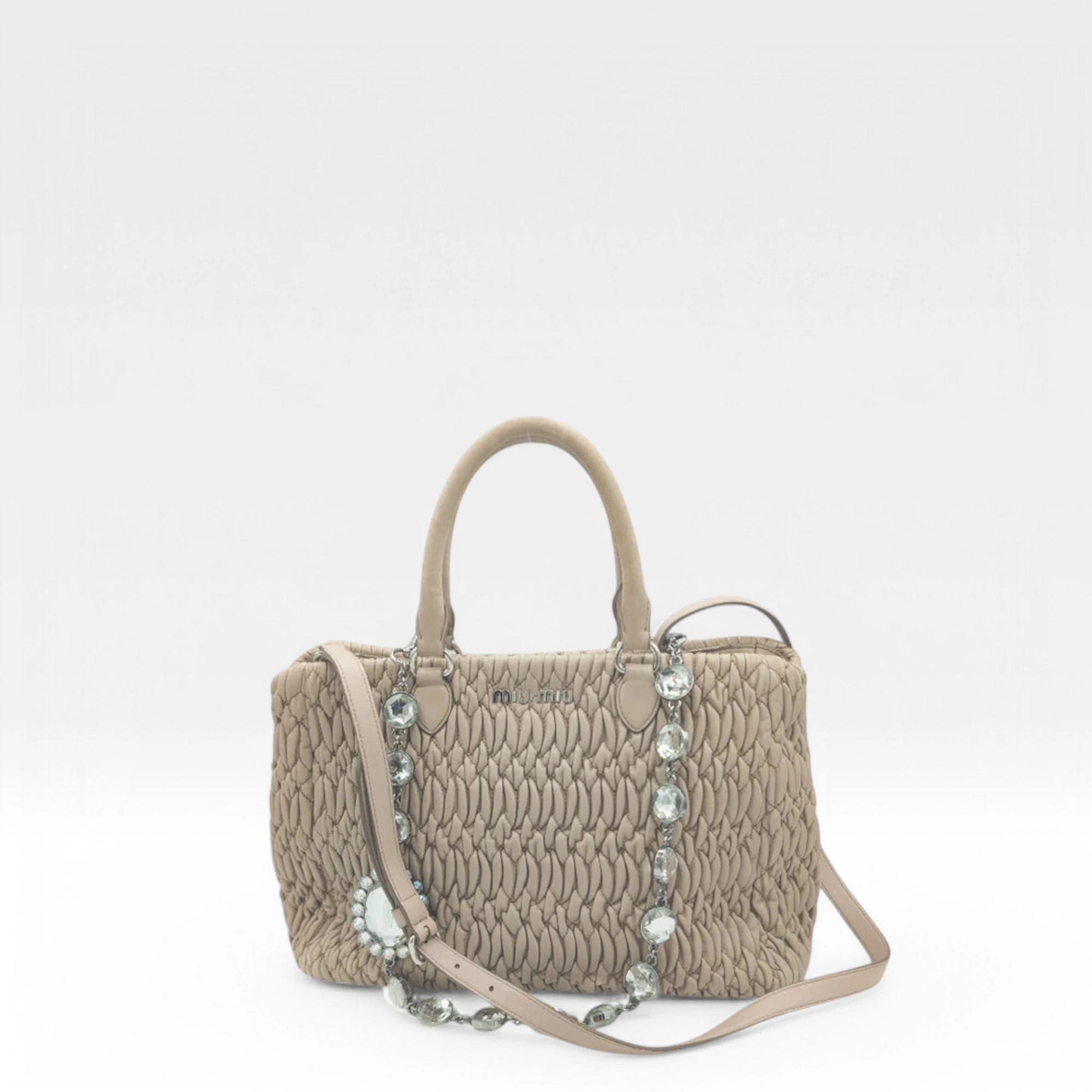 Miu Miu Handtasche Matelassé mit Umhängegurt und Miu Miu Charm aus Leder rosa