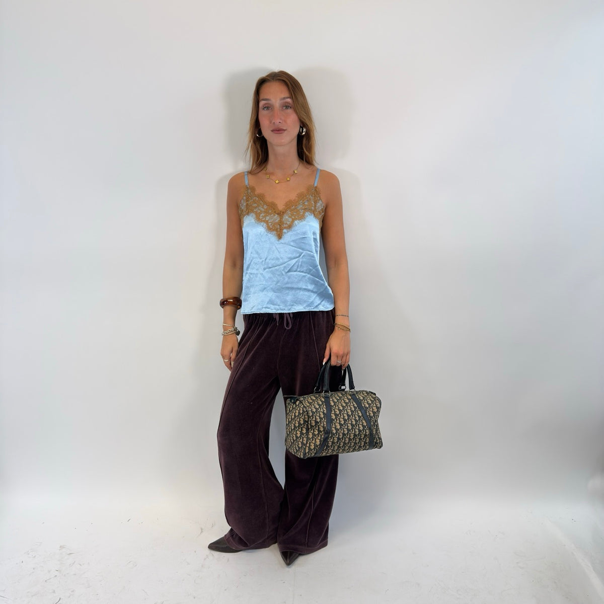 Dior Handtasche Boston 30 vintage monogram beige & blau – getragen am Model
