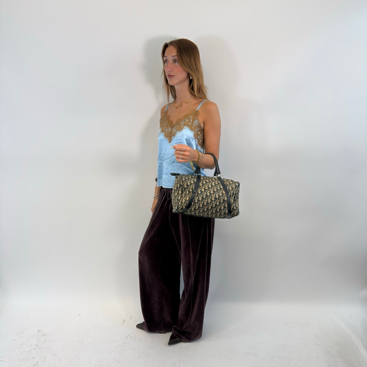 Dior Handtasche Boston 30 vintage monogram beige & blau – getragen am Model