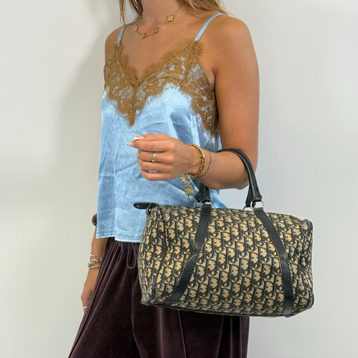 Dior Handtasche Boston 30 vintage monogram beige & blau – getragen am Model