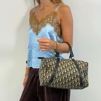 Dior Handtasche Boston 30 vintage monogram beige & blau – getragen am Model