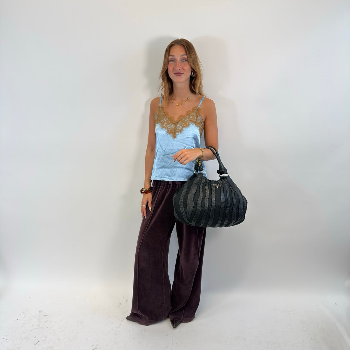 Prada Schultertasche Hobo aus Nappaleder schwarz – getragen am Model