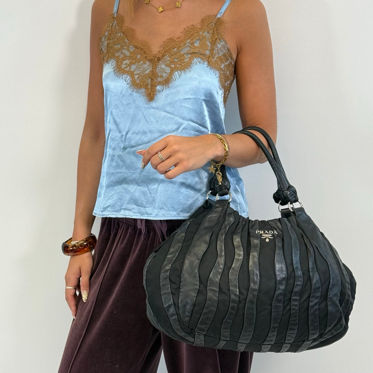 Prada Schultertasche Hobo aus Nappaleder schwarz – getragen am Model