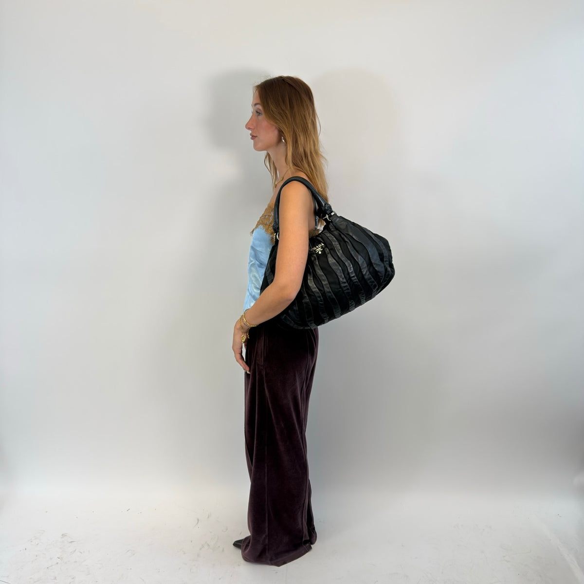 Prada Schultertasche Hobo aus Nappaleder schwarz – getragen am Model