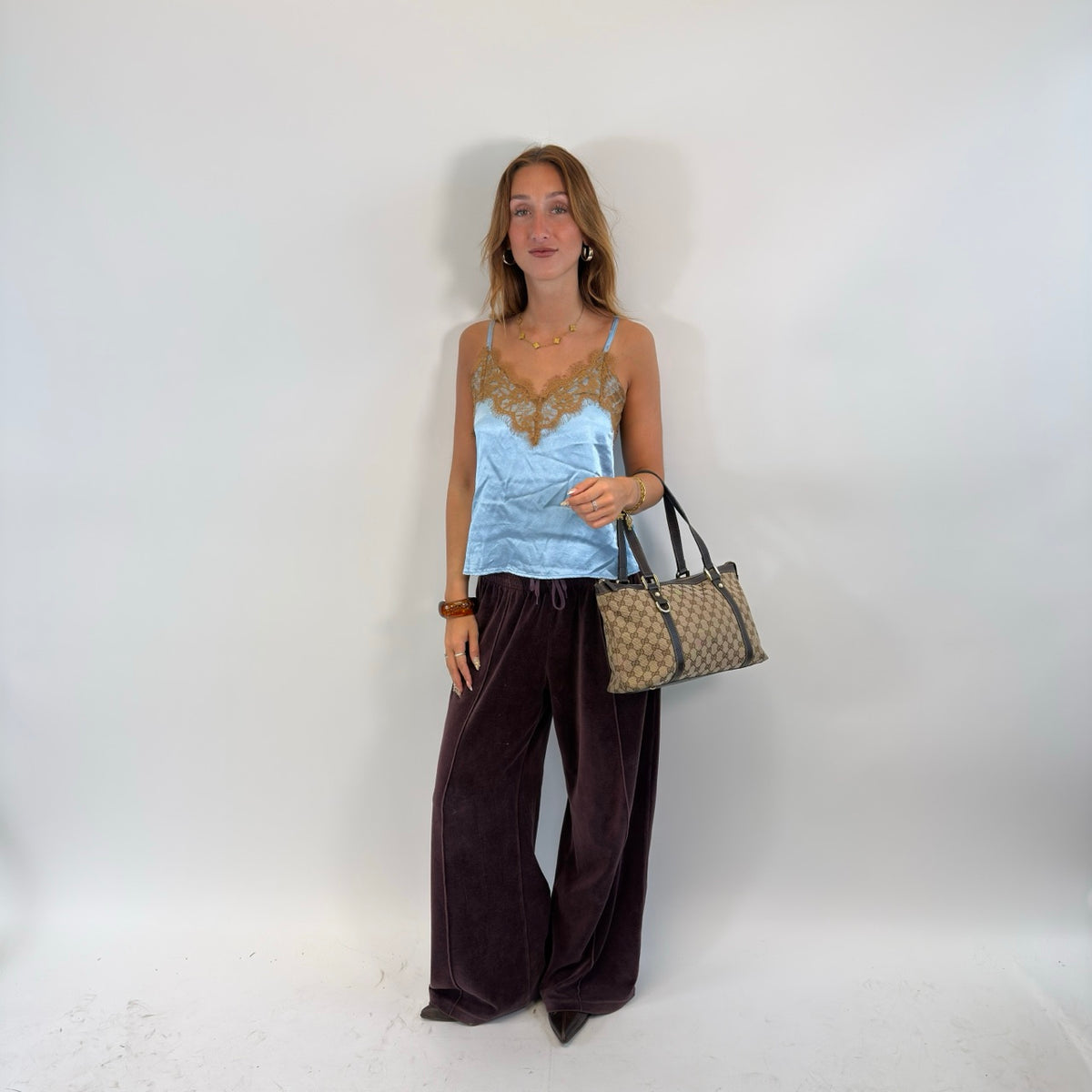 Gucci Handtasche Abbey monogram beige – getragen am Model