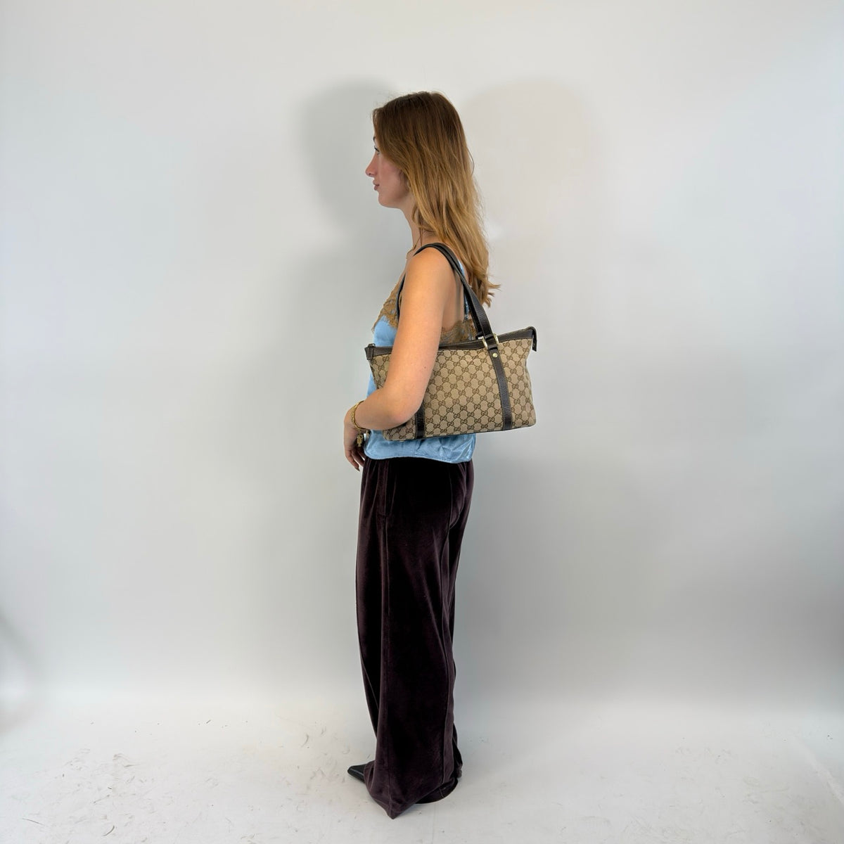 Gucci Handtasche Abbey monogram beige – getragen am Model
