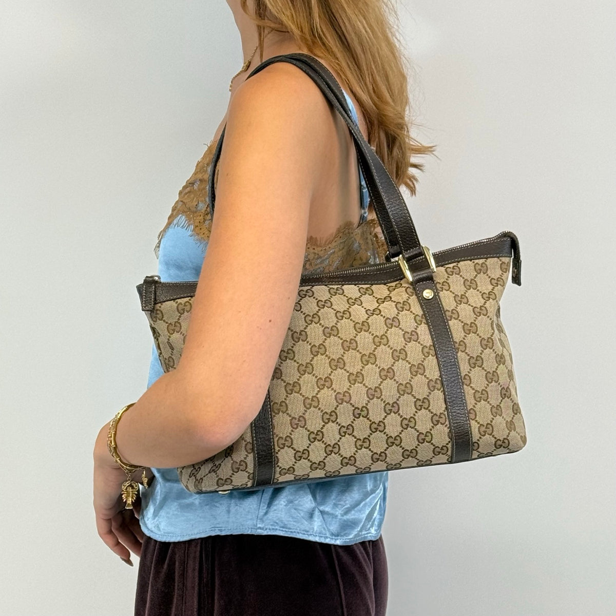 Gucci Handtasche Abbey monogram beige – getragen am Model