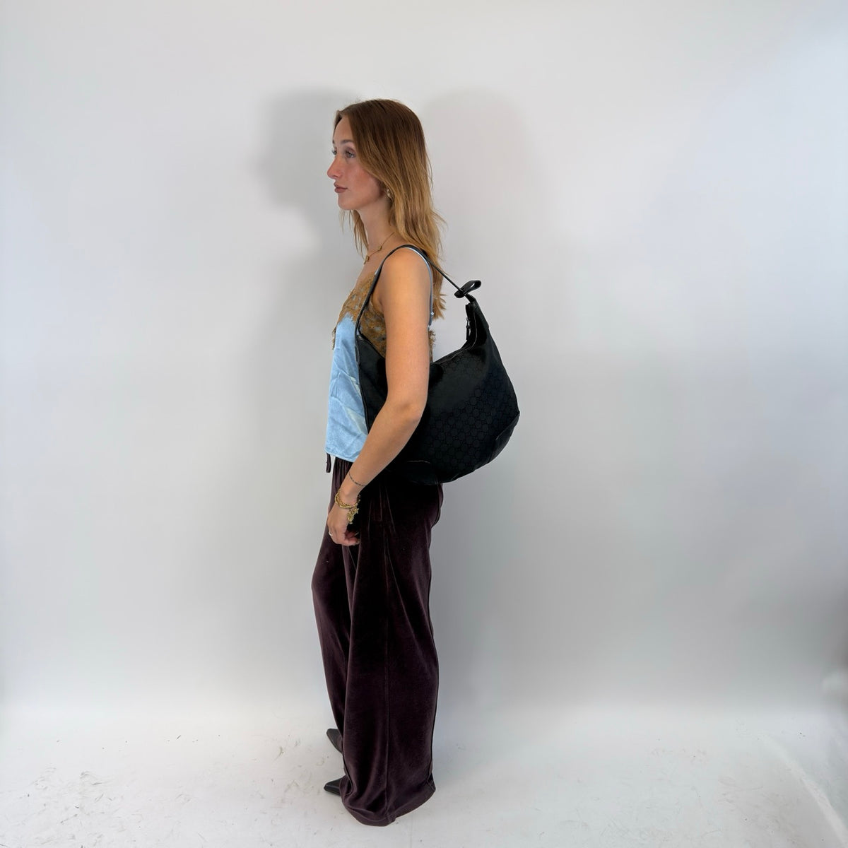 Gucci Schultertasche Princy Hobo large aus Nylon monogram schwarz – getragen am Model