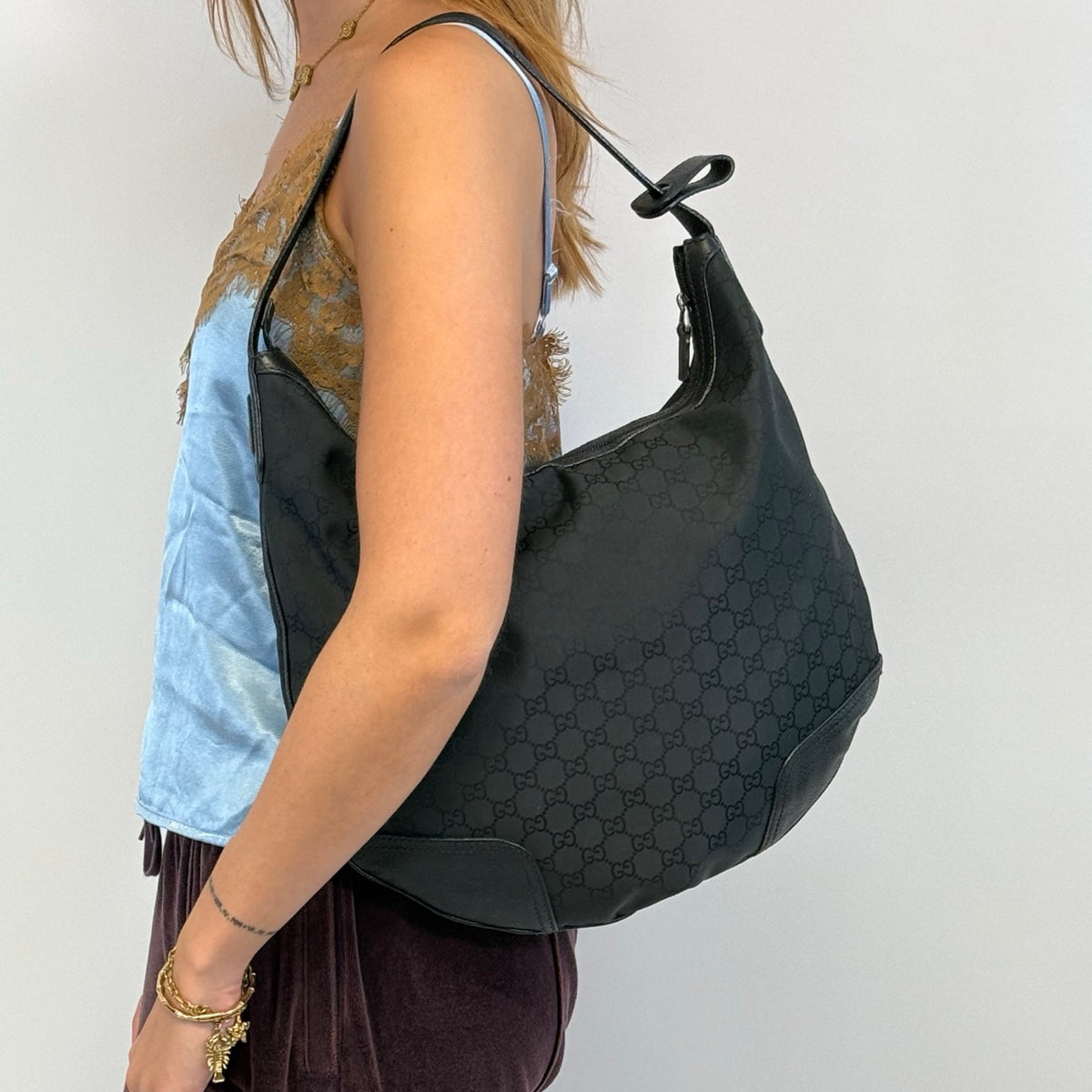 Gucci Schultertasche Princy Hobo large aus Nylon monogram schwarz – getragen am Model