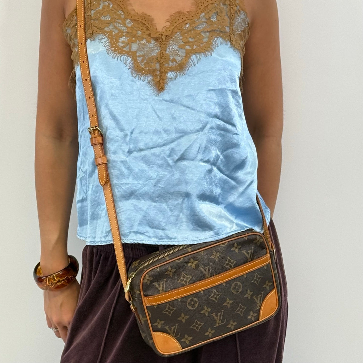 Louis Vuitton Umhängetasche Trocadero 23 monogram braun – getragen am Model