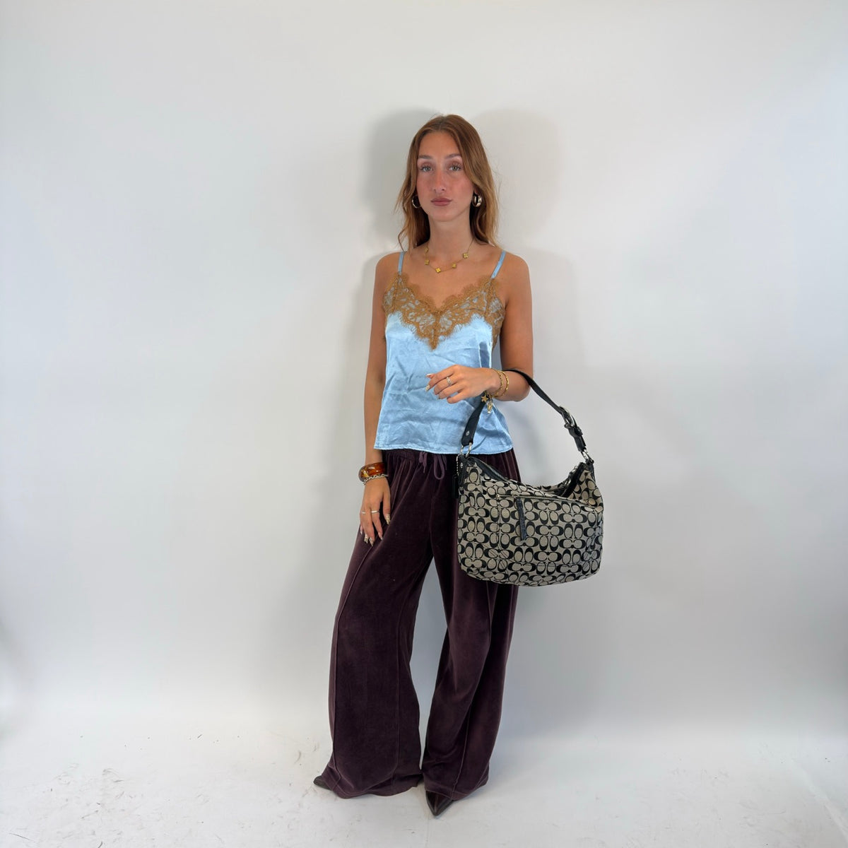Coach Schultertasche Signature grau – getragen am Model