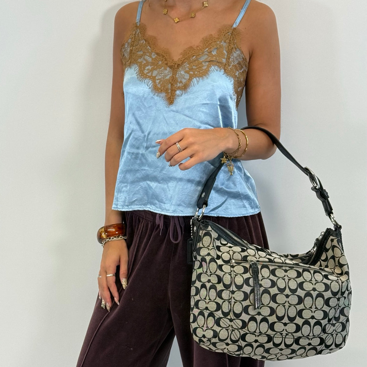Coach Schultertasche Signature grau – getragen am Model