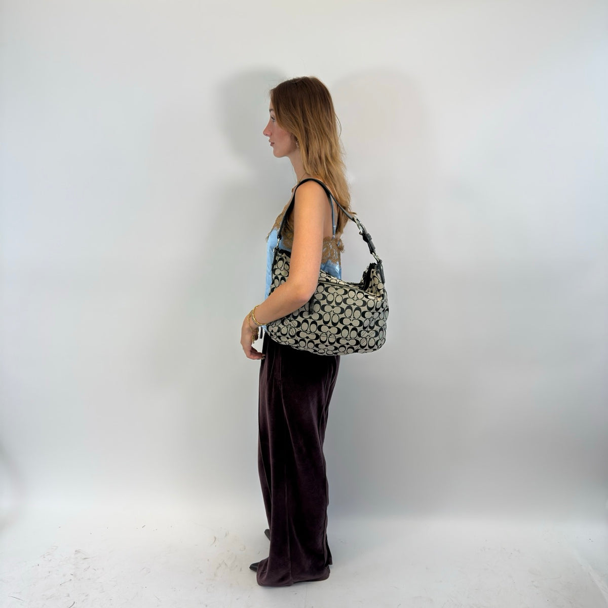 Coach Schultertasche Signature grau – getragen am Model