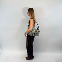 Coach Schultertasche Signature grau – getragen am Model