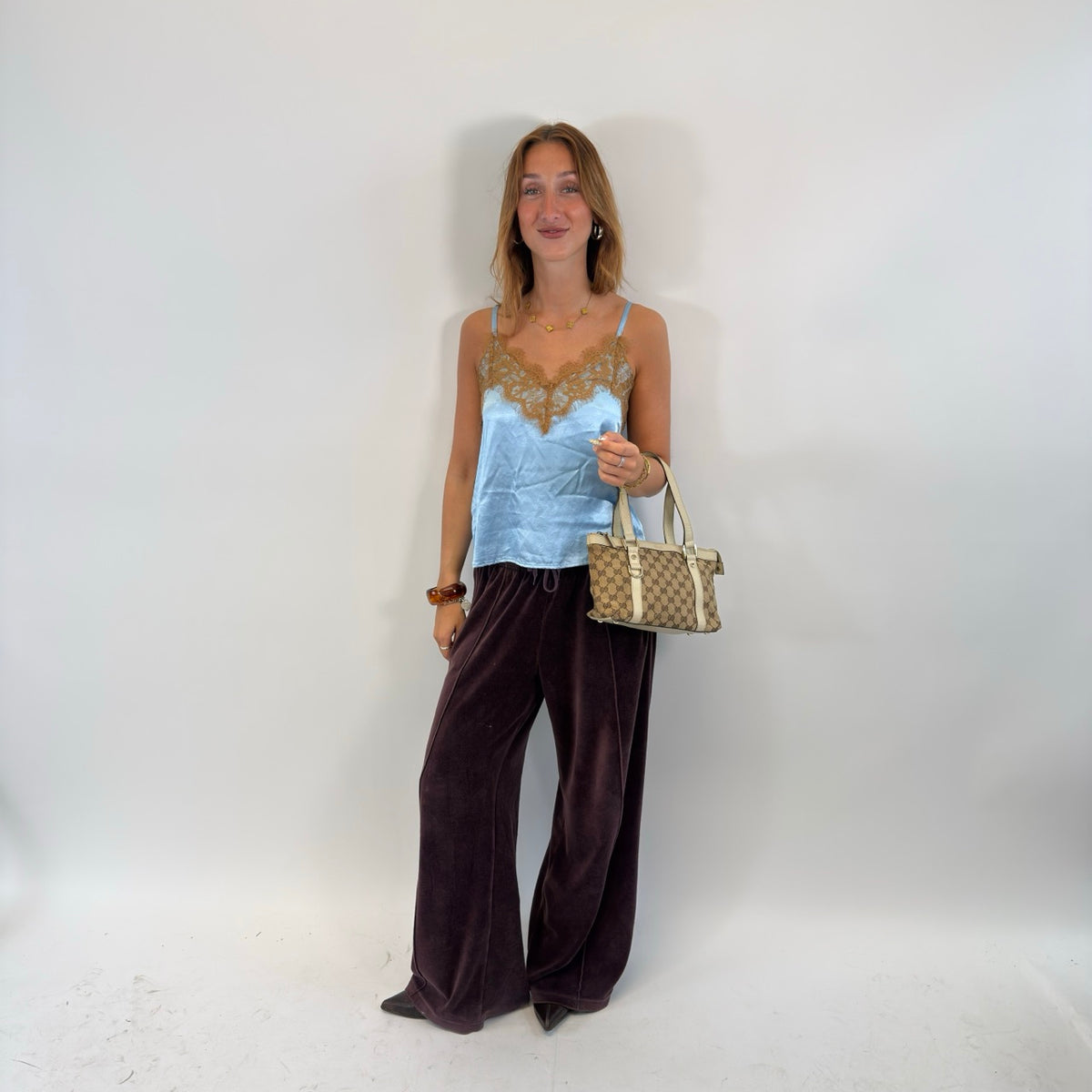 Gucci Handtasche Abbey small monogram beige – getragen am Model