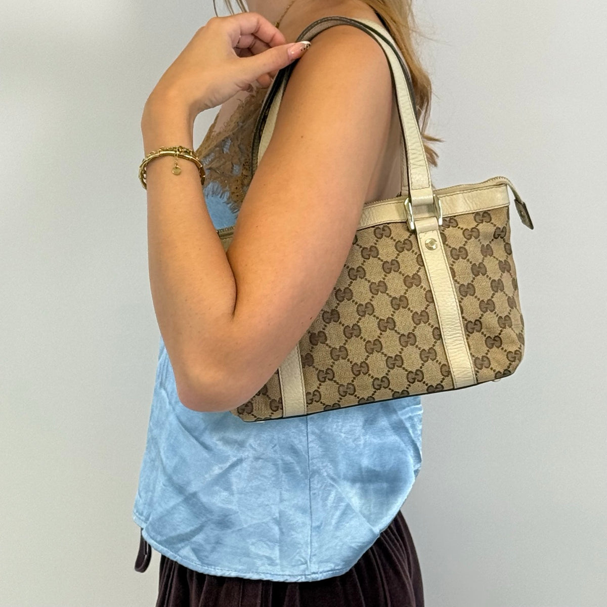 Gucci Handtasche Abbey small monogram beige – getragen am Model