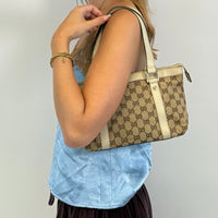 Gucci Handtasche Abbey small monogram beige – getragen am Model