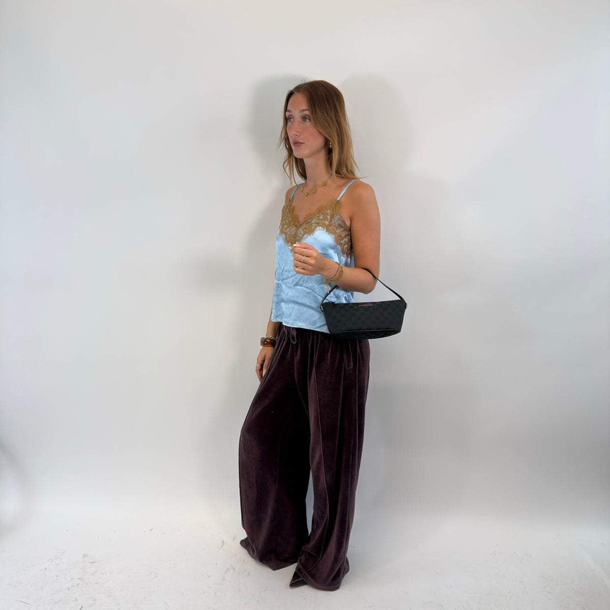 Gucci Handtasche Boat Baguette monogram schwarz – getragen am Model