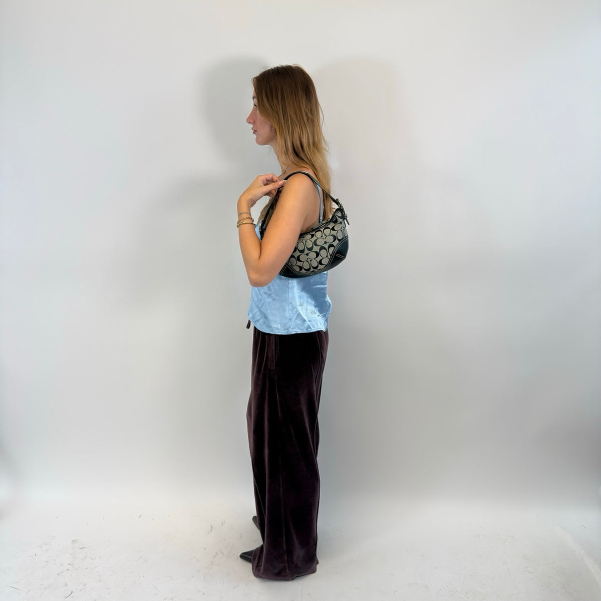 Coach Schultertasche Soho Mini Signature grau – getragen am Model