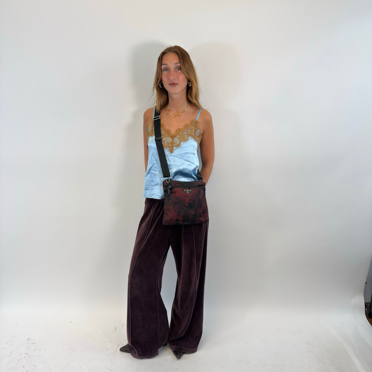 Prada Umhängetasche basic Camouflage aus Nylon rot & schwarz – getragen am Model