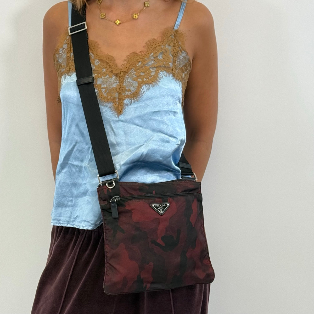 Prada Umhängetasche basic Camouflage aus Nylon rot & schwarz – getragen am Model