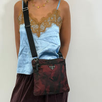 Prada Umhängetasche basic Camouflage aus Nylon rot & schwarz – getragen am Model