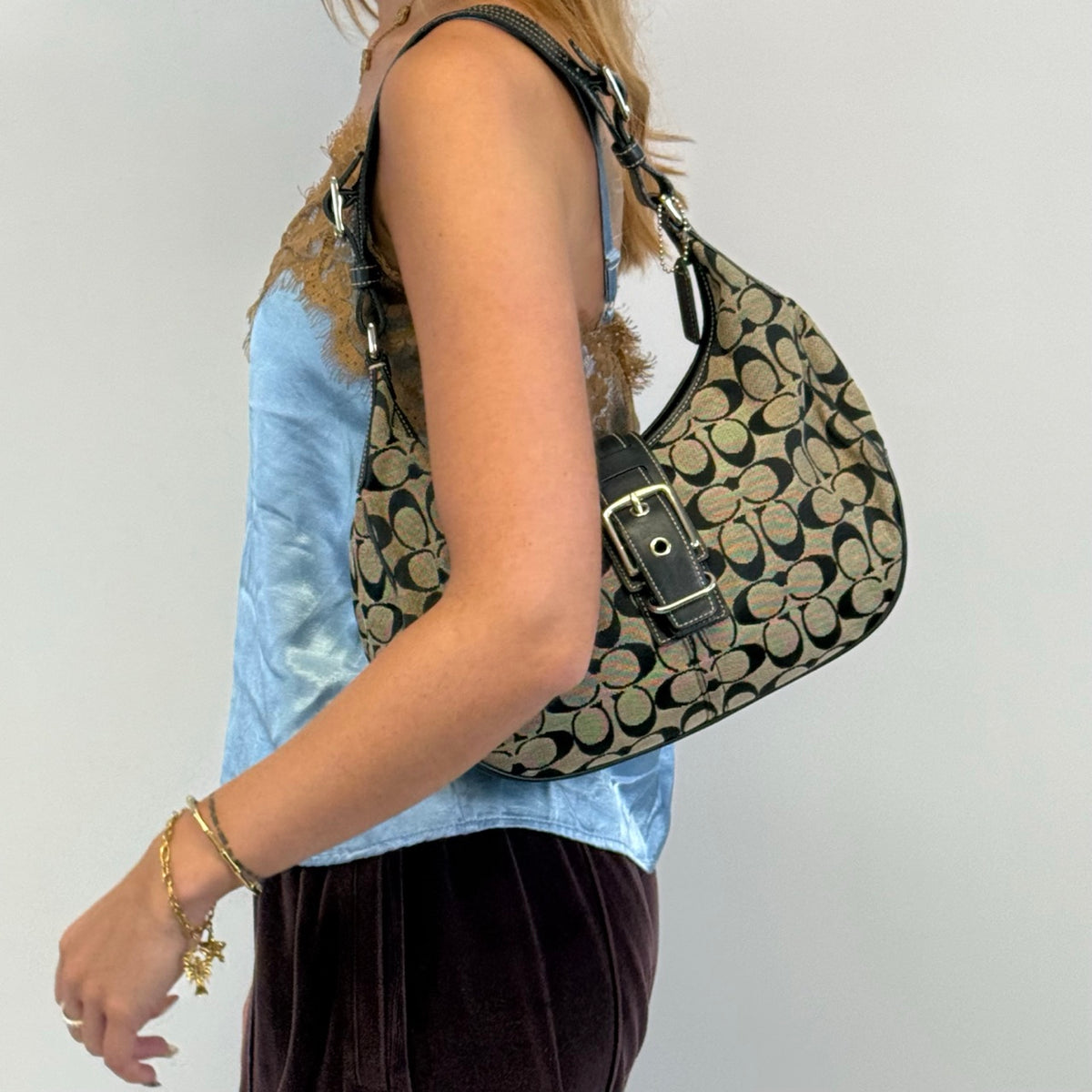 Coach Schultertasche Croissant Signature grau – getragen am Model