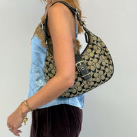 Coach Schultertasche Croissant Signature grau – getragen am Model