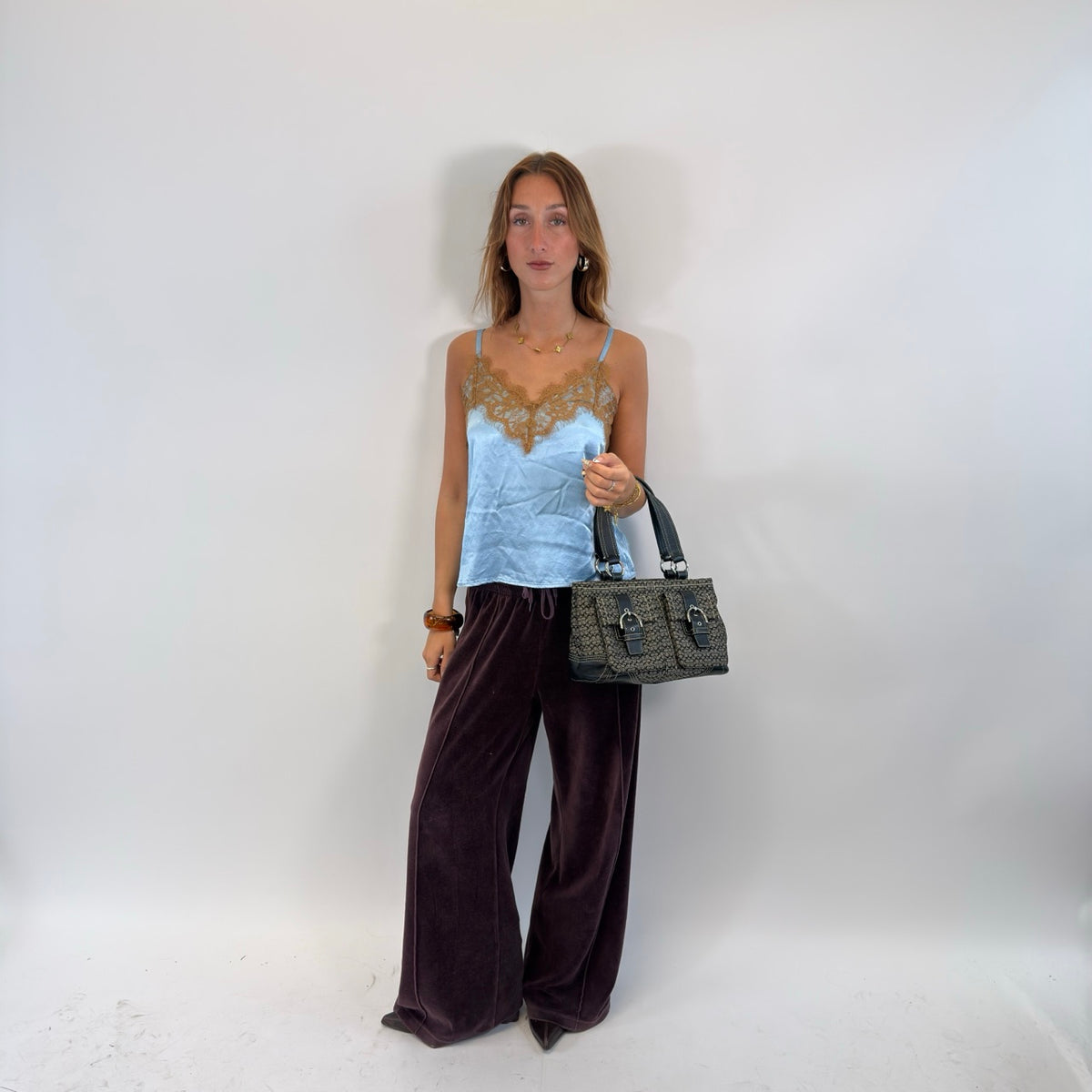 Coach Handtasche Tote bag mini Signature grau – getragen am Model
