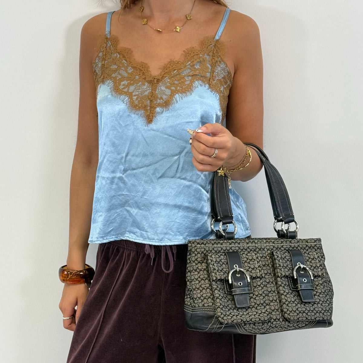 Coach Handtasche Tote bag mini Signature grau – getragen am Model