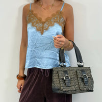 Coach Handtasche Tote bag mini Signature grau – getragen am Model