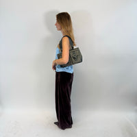 Coach Handtasche Tote bag mini Signature grau – getragen am Model