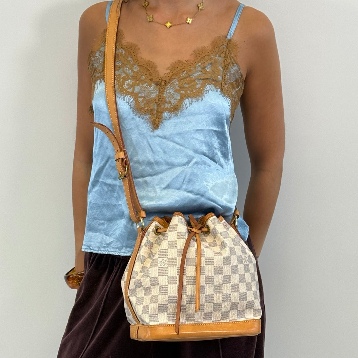 Louis Vuitton Schultertasche Sac Noé BB Damier Azur weiß – getragen am Model