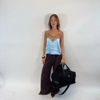 Prada Reisetasche Viaggio 45 Saffiano aus Nylon schwarz – getragen am Model